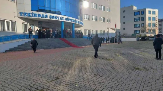 EYT kuyruğunda bekleyen vatandaş 6'lı masayı topa tuttu