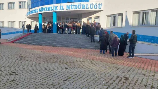 EYT kuyruğunda bekleyen vatandaş 6'lı masayı topa tuttu