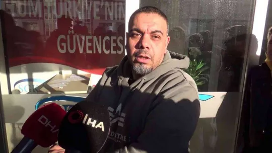 EYT kuyruğunda bekleyen vatandaş 6'lı masayı topa tuttu