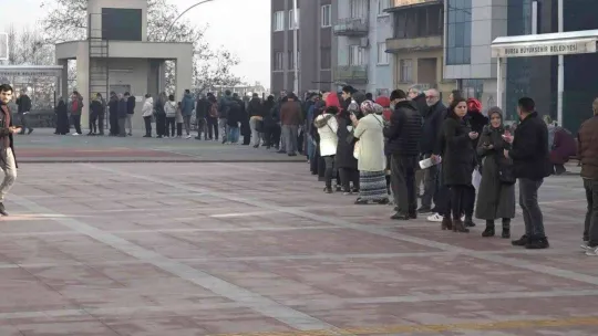 EYT Müjdesi sonrası SGK önünde uzun kuyruklar oluştu