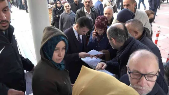 EYT Müjdesi sonrası SGK önünde uzun kuyruklar oluştu