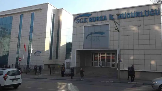 EYT Müjdesi sonrası SGK önünde uzun kuyruklar oluştu