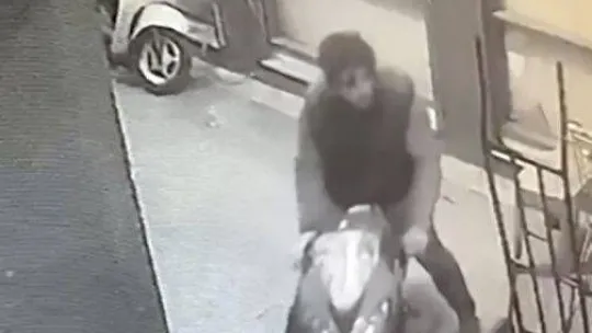 Eyüpsultan'da 2 hırsız, park halindeki motoru kendilerininmiş gibi alıp götürdü