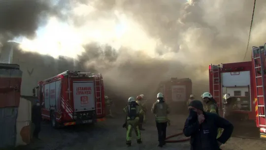 Eyüpsultan'da bulunan bir fabrikanın deposunda bilinmeyen bir nedenle yangın çıktı. Olay yerine çok sayıda itfaiye ekibi sevk edildi.
