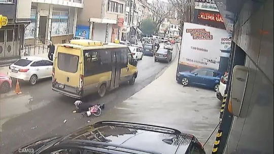 Eyüpsultan'da dengesini kaybeden kadın minibüsün altında kalmaktan son anda kurtuldu