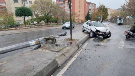 Eyüpsultan'da direksiyon hakimiyetini kaybeden sürücü elektrik direğine çarptı