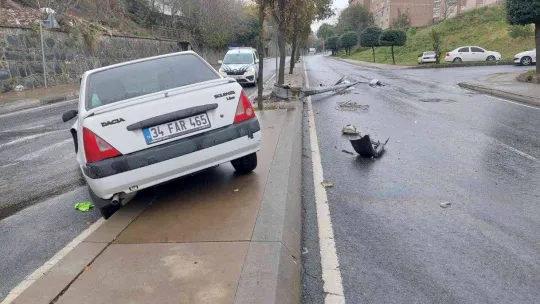 Eyüpsultan'da direksiyon hakimiyetini kaybeden sürücü elektrik direğine çarptı