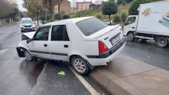 Eyüpsultan'da direksiyon hakimiyetini kaybeden sürücü elektrik direğine çarptı