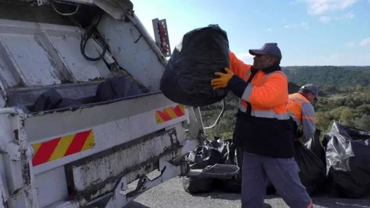 Eyüpsultan'da göl kenarından 1 buçuk ton çöp toplandı