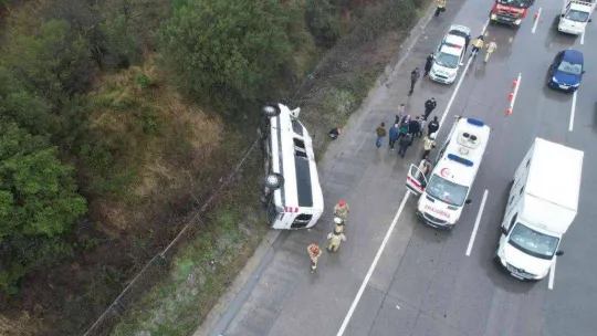 Eyüpsultan'da içerisinde turistlerin bulunduğu servis minibüsü devrildi: 2'si ağır 10 yaralı
