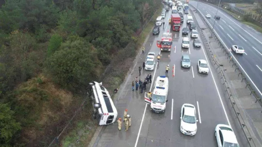 Eyüpsultan'da içerisinde turistlerin bulunduğu servis minibüsü devrildi: 2'si ağır 10 yaralı