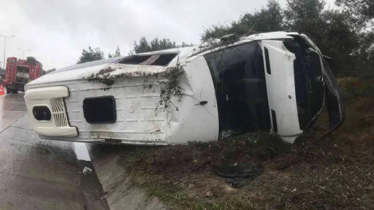 Eyüpsultan'da içerisinde turistlerin bulunduğu servis minibüsü devrildi: 2'si ağır 10 yaralı