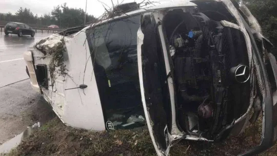 Eyüpsultan'da içerisinde turistlerin bulunduğu servis minibüsü devrildi: 2'si ağır 10 yaralı