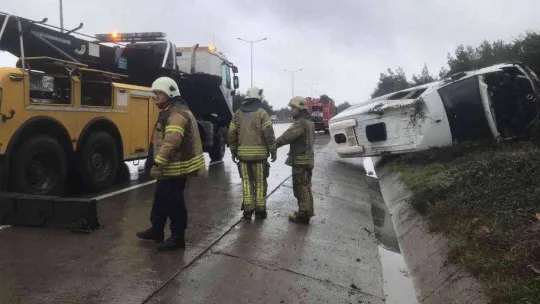 Eyüpsultan'da içerisinde turistlerin bulunduğu servis minibüsü devrildi: 2'si ağır 10 yaralı