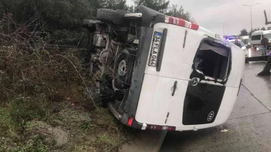 Eyüpsultan'da içerisinde turistlerin bulunduğu servis minibüsü devrildi: 2'si ağır 10 yaralı