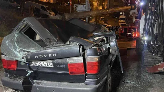 Eyüpsultan'da iş makinesi park halindeki cipin üzerine devrildi