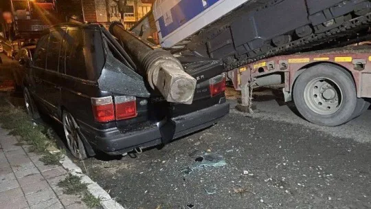 Eyüpsultan'da iş makinesi park halindeki cipin üzerine devrildi