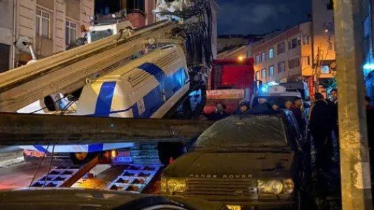 Eyüpsultan'da iş makinesi park halindeki cipin üzerine devrildi
