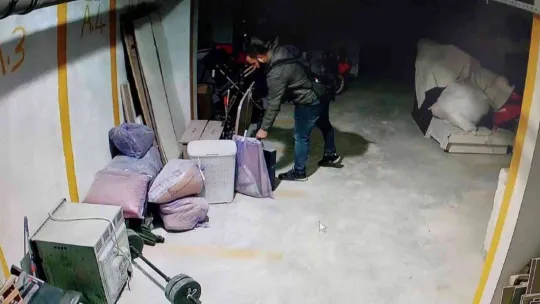 Eyüpsultan'da pişkin hırsız elleri boş girdiği binadan valizle çıktı