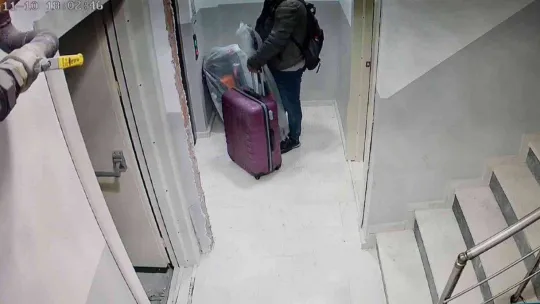 Eyüpsultan'da pişkin hırsız elleri boş girdiği binadan valizle çıktı