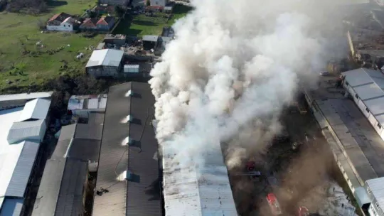Eyüpsultan'da sanayi sitesinde büyük fabrika yangını
