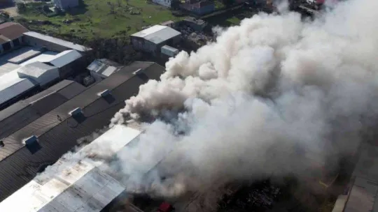 Eyüpsultan'da sanayi sitesinde büyük fabrika yangını