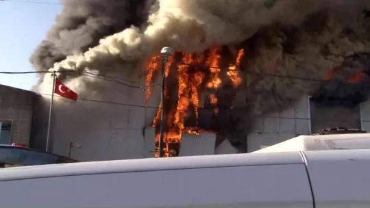 Eyüpsultan'da sanayi sitesinde büyük fabrika yangını