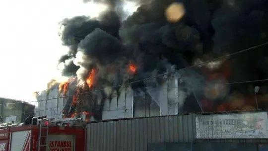 Eyüpsultan'da sanayi sitesinde büyük fabrika yangını