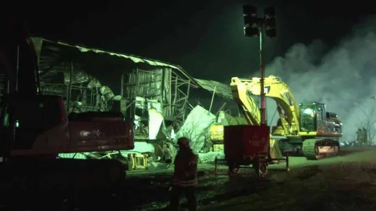 Eyüpsultan'daki fabrika yangını 9'uncu saatinde devam ediyor