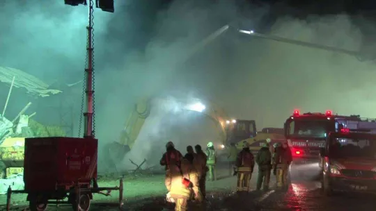 Eyüpsultan'daki fabrika yangını 9'uncu saatinde devam ediyor