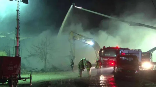 Eyüpsultan'daki fabrika yangını 9'uncu saatinde devam ediyor