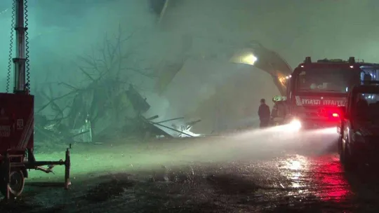 Eyüpsultan'daki fabrika yangını 9'uncu saatinde devam ediyor