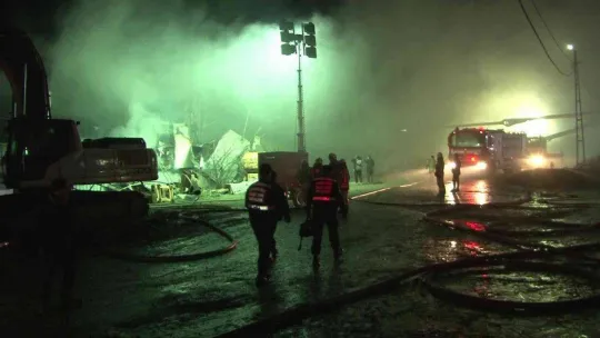 Eyüpsultan'daki fabrika yangını 9'uncu saatinde devam ediyor