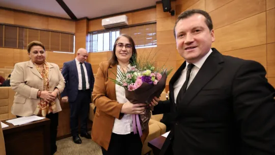 Başkan Balcıoğlu, Kadın Hakları Günü'nü Mecliste Çiçeklerle Kutladı