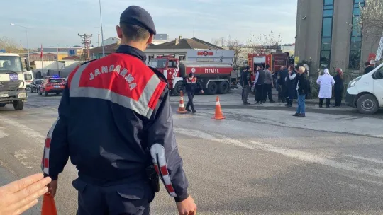 Fabrikada çıkan yangın çalışanları sokağa döktü