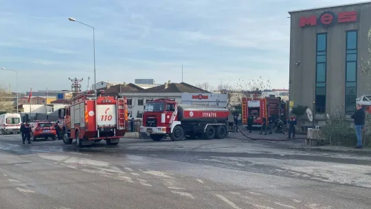 Fabrikada çıkan yangın çalışanları sokağa döktü