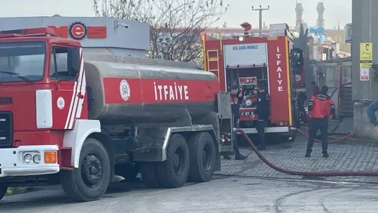 Fabrikada çıkan yangın çalışanları sokağa döktü