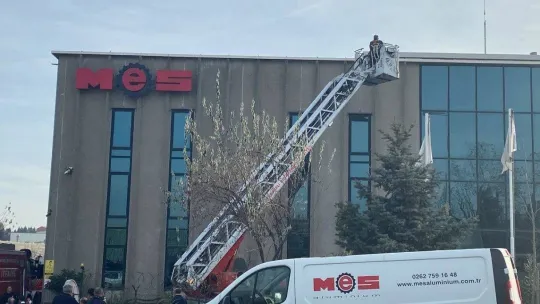 Fabrikada çıkan yangın çalışanları sokağa döktü