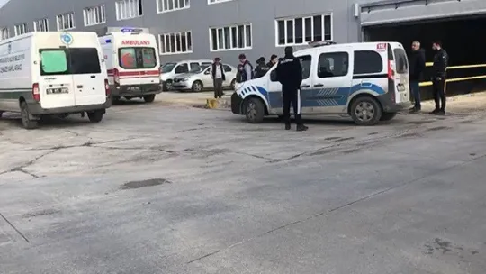 Fabrikada tırın altında kalan işçi hayatını kaybetti