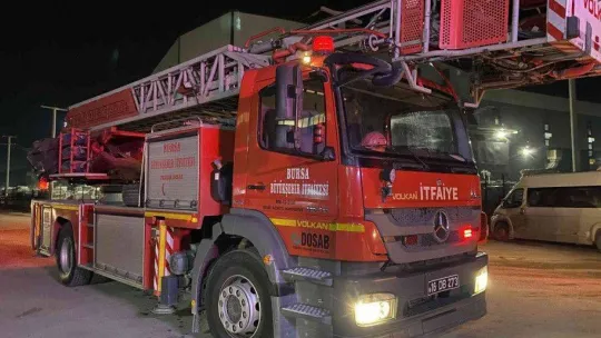 Fabrikanın bacası alev aldı, faciadan dönüldü