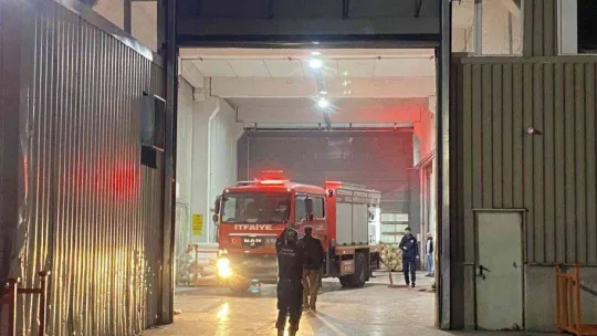 Fabrikanın bacası alev aldı, faciadan dönüldü