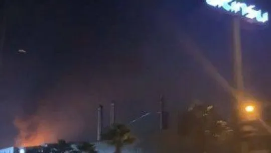 Fabrikanın bacası alev aldı, faciadan dönüldü