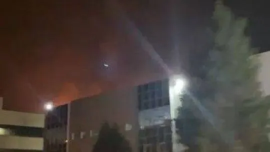 Fabrikanın bacası alev aldı, faciadan dönüldü