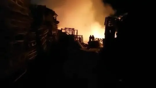 Fabrikanın önündeki plastik malzemeler alev alev yandı