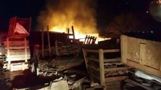 Fabrikanın önündeki plastik malzemeler alev alev yandı