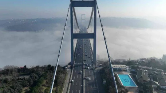 Fatih Sultan Mehmet Köprüsü'nden masalsı sis görüntüleri