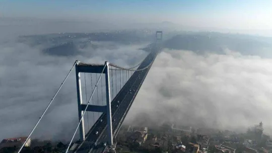 Fatih Sultan Mehmet Köprüsü'nden masalsı sis görüntüleri