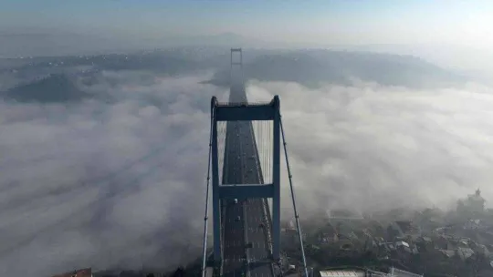 Fatih Sultan Mehmet Köprüsü'nden masalsı sis görüntüleri