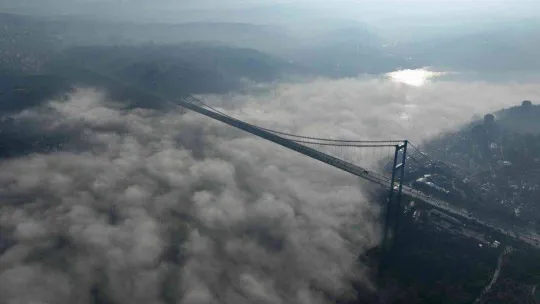 Fatih Sultan Mehmet Köprüsü'nden masalsı sis görüntüleri