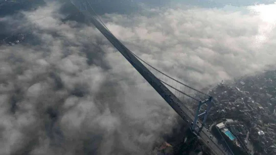 Fatih Sultan Mehmet Köprüsü'nden masalsı sis görüntüleri